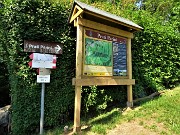 48 Terminata la dura salita del 'Sentiero delle Rue' si aprono i panorami dei Prati Parini